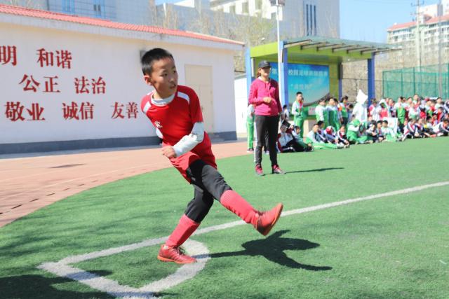 浓眉伤退詹姆斯三双 湖人大胜猛龙主场5连胜